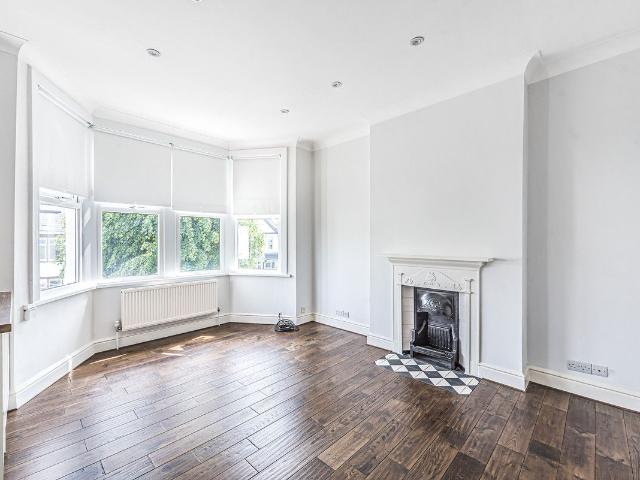 Apartment for rent in Brondesbury Park, Greater London