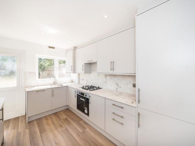 Apartment for rent in Summerstown, Greater London