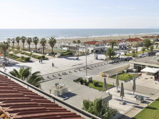 Locale Commerciale in affitto a Camaiore, Lucca