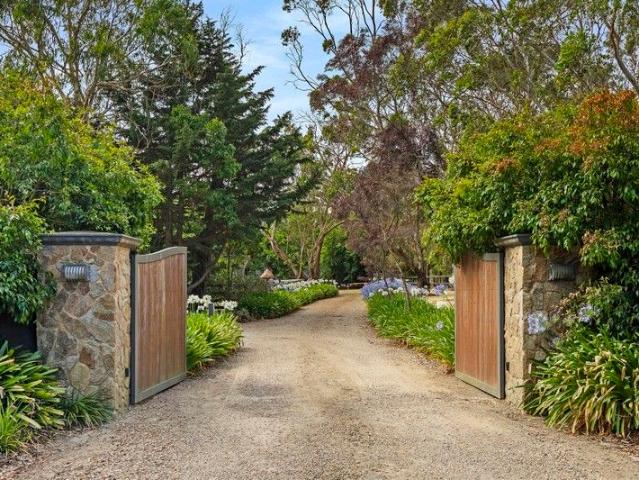 Cottage for sale in Camerons Creek, Victoria