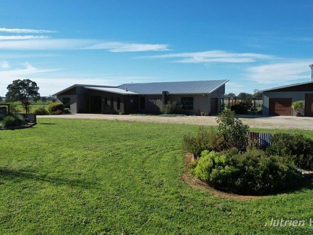 Cottage for sale in Carisbrook, Victoria