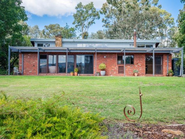 Cottage for sale in Osbornes Flat, Victoria