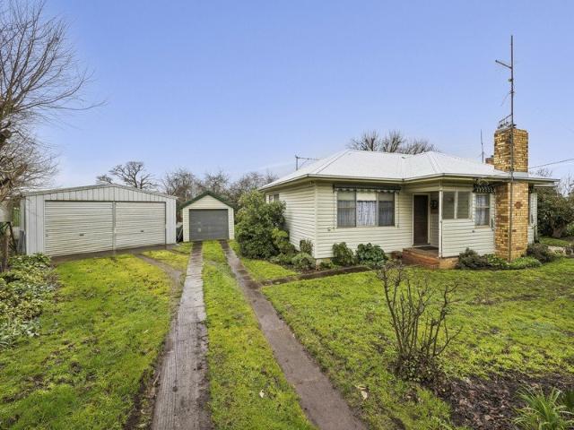 Cottage for sale in Pirron Yallock, Victoria