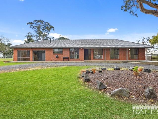 Cottage for sale in Yallourn North, Victoria