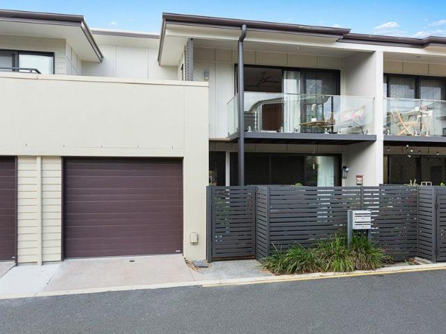 Townhouse for rent in Cannon Hill, Greater Brisbane