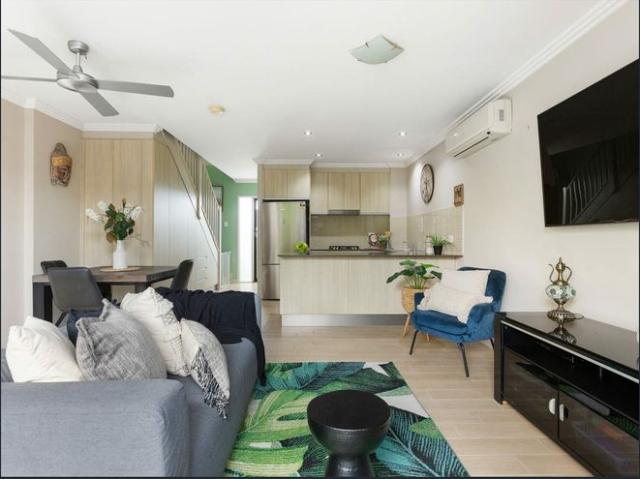 Townhouse for rent in Cannon Hill, Greater Brisbane