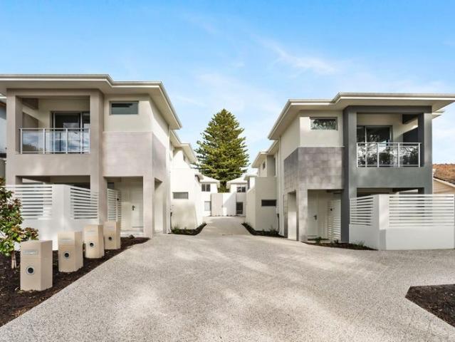Townhouse for rent in Ardross, Western Australia
