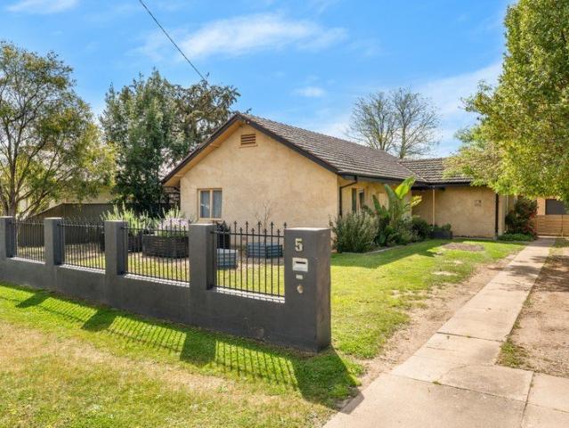 House for sale in Benalla West, Benalla