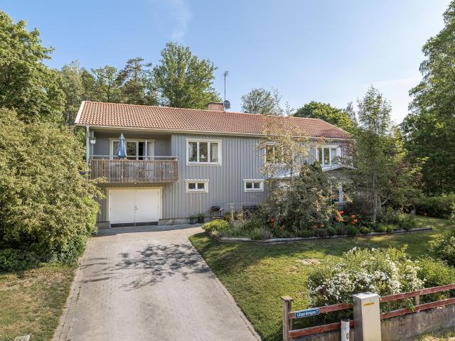 Villa till salu i Berg