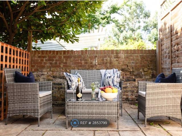 Apartment for rent in West Kensington, Greater London