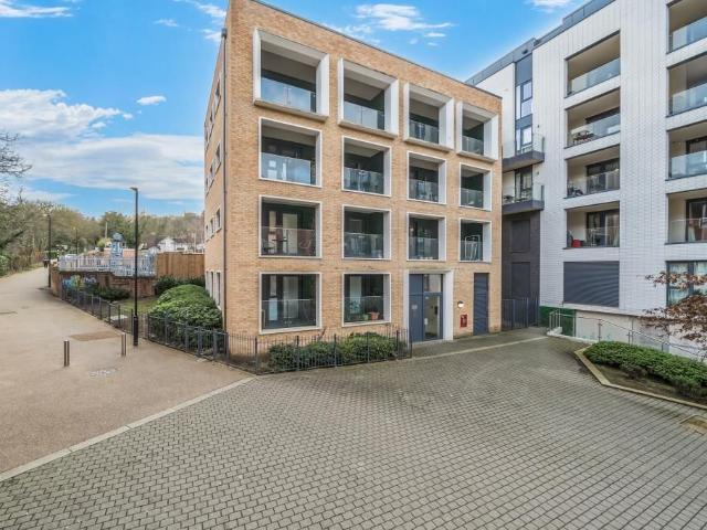Apartment for rent in Daws Hill, Cressex