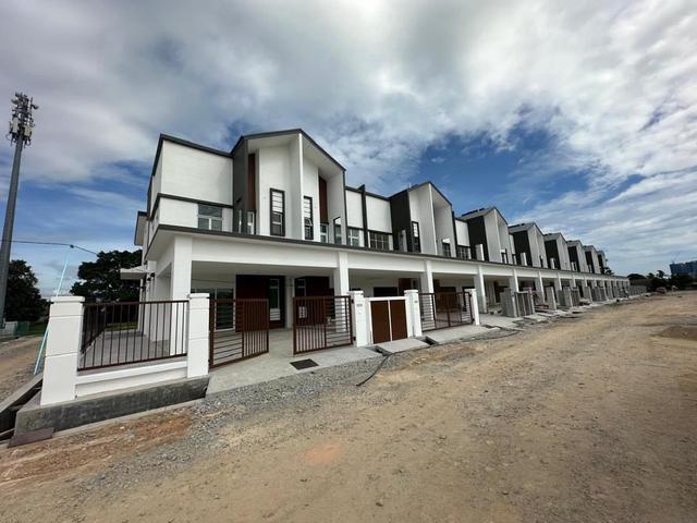 Terraced House for sale in Malaka