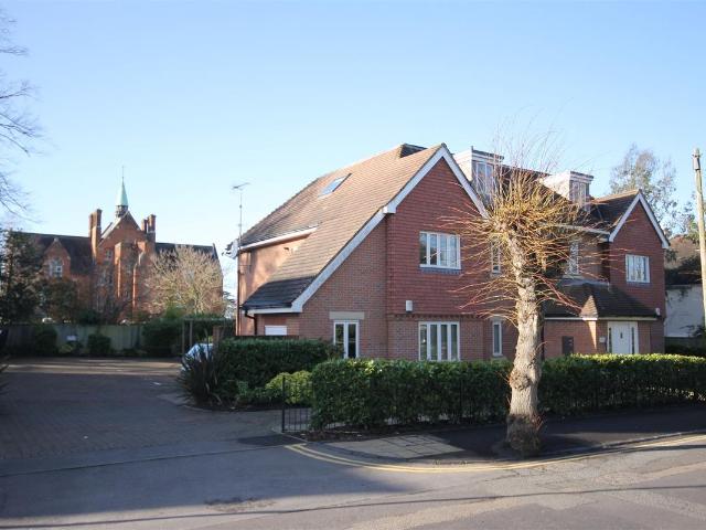 Apartment for rent in Pachesham Park, Surrey