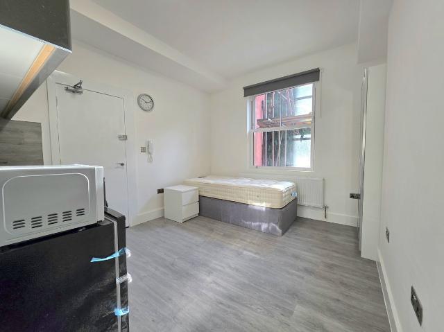 Studio for rent in St James, Sandown Park