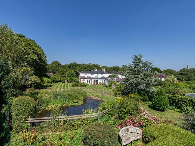 House for rent in Pachesham Park, Surrey