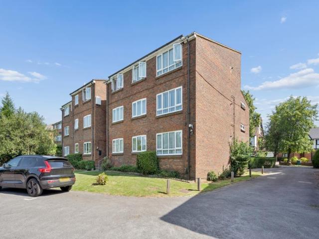 Apartment for rent in Hatch End, Greater London