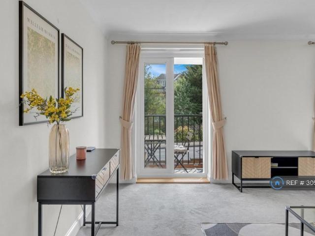 Apartment for rent in The Hale, Greater London