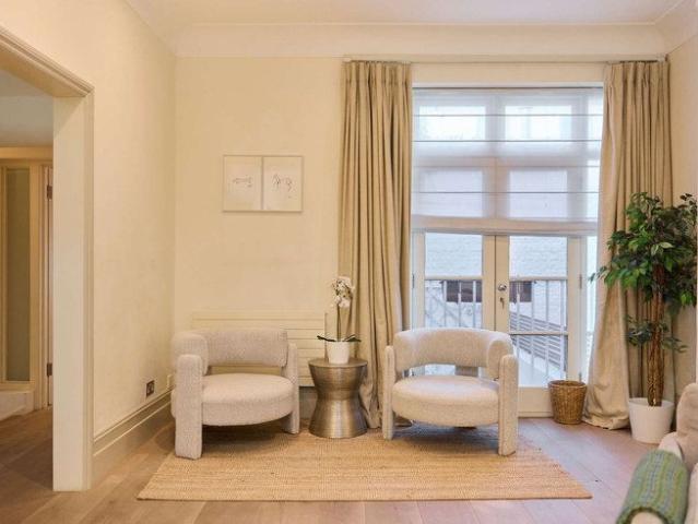 Townhouse for rent in Brompton, Greater London