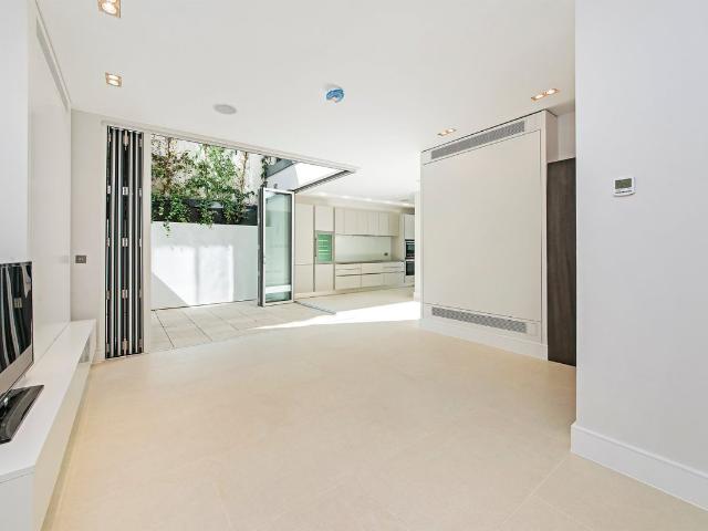 Apartment for rent in Lot's Village, Greater London