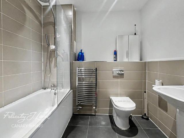 Apartment for rent in Poplar Grove, Greater London