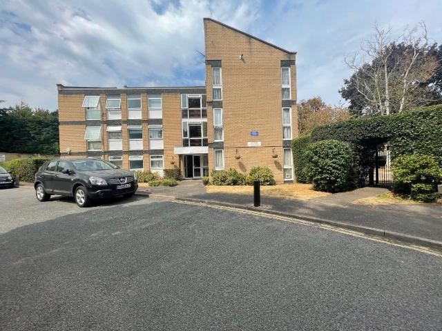 Apartment for rent in Bush Hill Park, Greater London