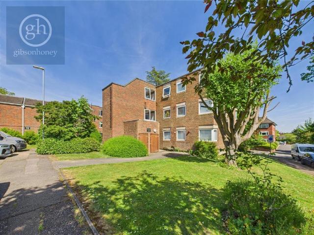 Apartment for rent in Northwood, Greater London