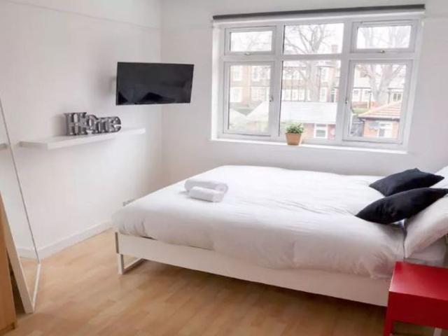Room for rent in Summerstown, Greater London