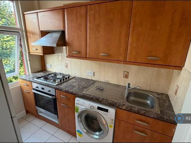 Apartment for rent in London Borough of Merton, Collier's Wood