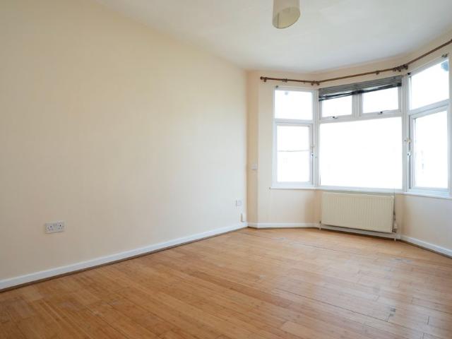 Apartment for rent in London Borough of Merton, Collier's Wood