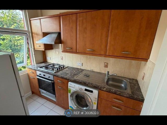 Apartment for rent in London Borough of Merton, Collier's Wood
