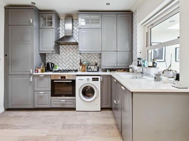 Apartment for rent in London Borough of Merton, Collier's Wood