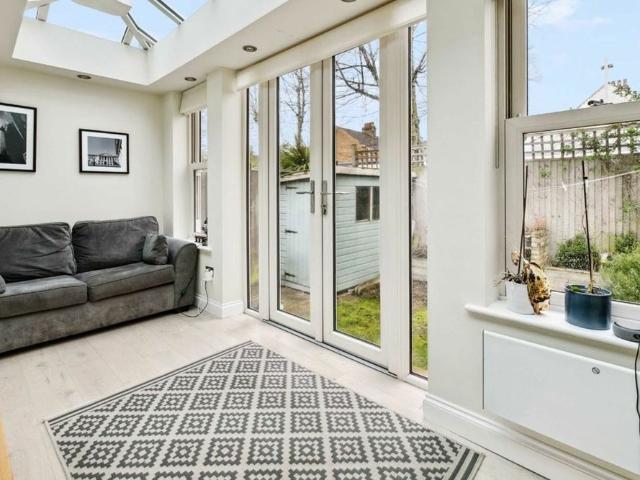 Apartment for rent in London Borough of Merton, Collier's Wood