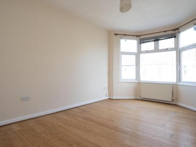 Apartment for rent in London Borough of Merton, Collier's Wood