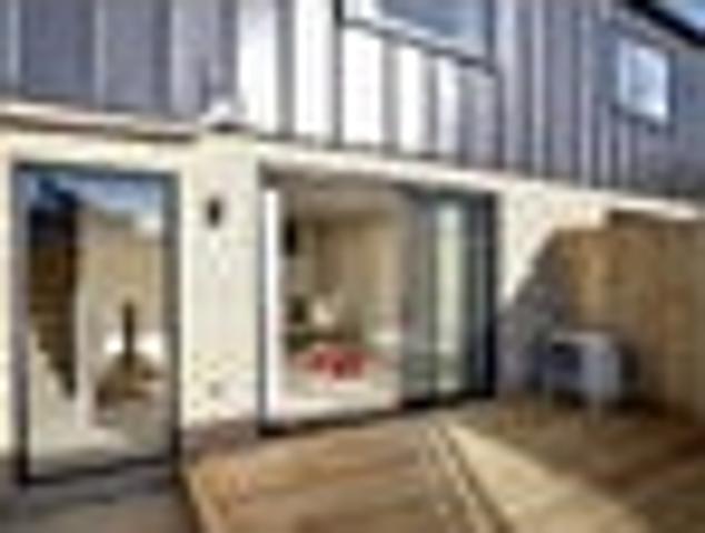 Townhouse for rent in Chaslands, Canterbury