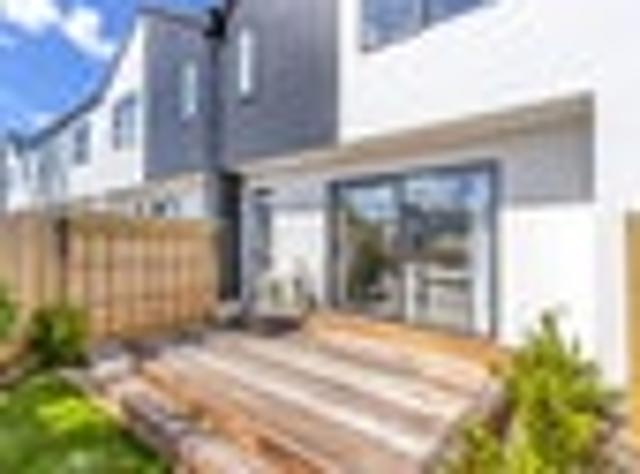 Townhouse for rent in Chaslands, Canterbury