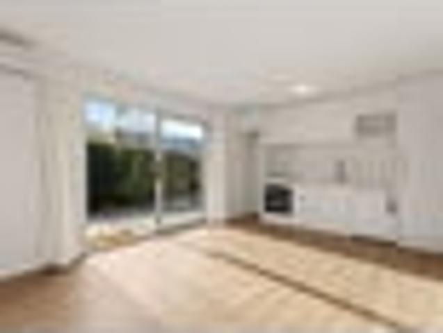 Townhouse for rent in Chaslands, Canterbury