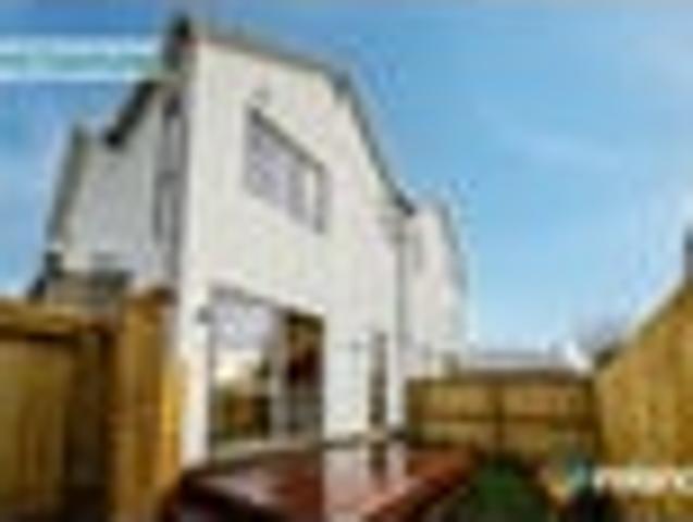 Townhouse for rent in Heathcote, Canterbury