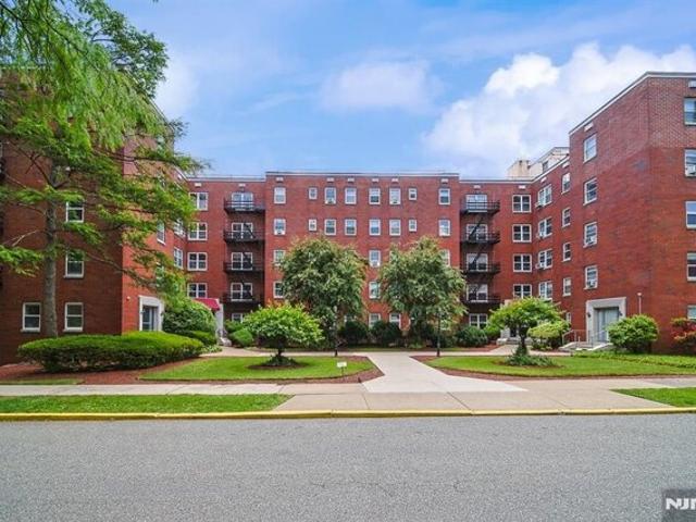 Condo for sale in Fort Lee, New Jersey
