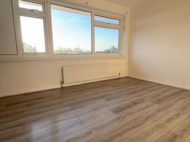 Room for rent in Elm Park, Greater London