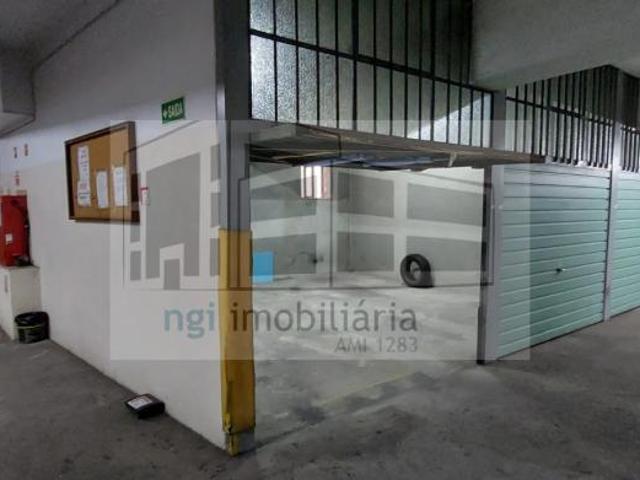 Garagem alugar em Vale de Carenque, Sintra