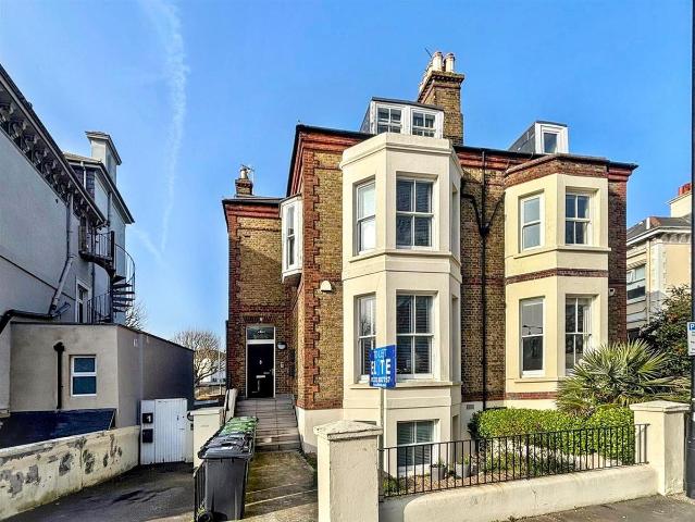 Apartment for rent in Roselands, Eastbourne