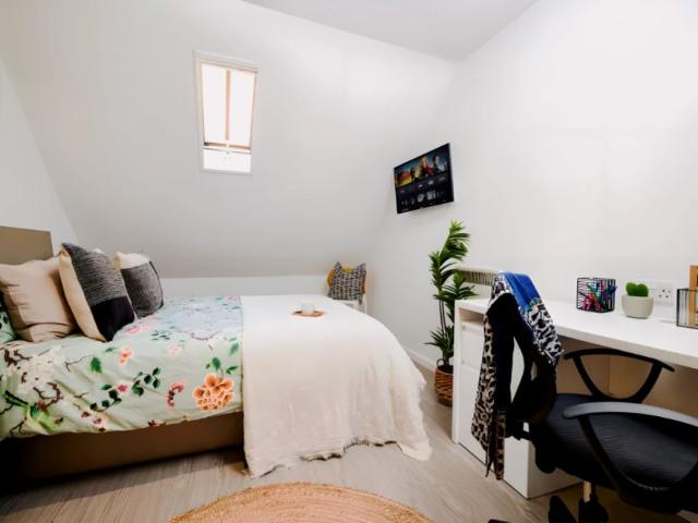 Studio for rent in Calderstones