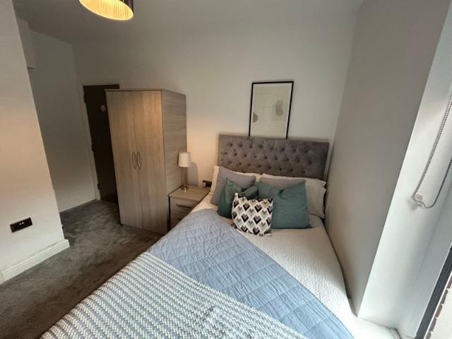 Room for rent in Berry Hill, Potters Corner