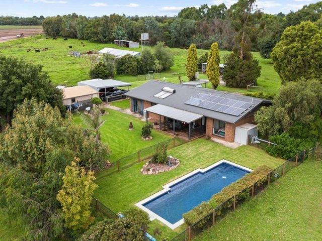Cottage for sale in Newry, Victoria