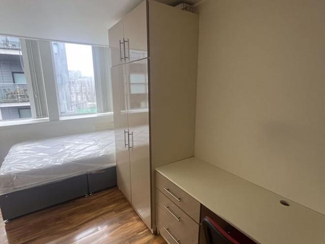 Studio for rent in Calderstones