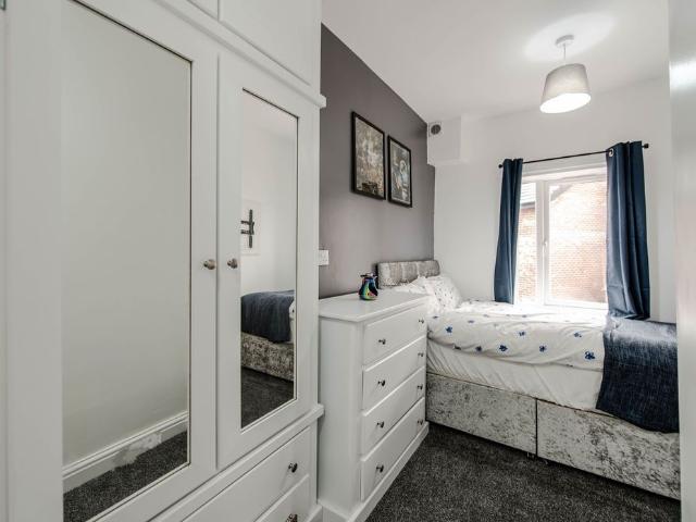 Room for rent in Barton upon Irwell, Salford