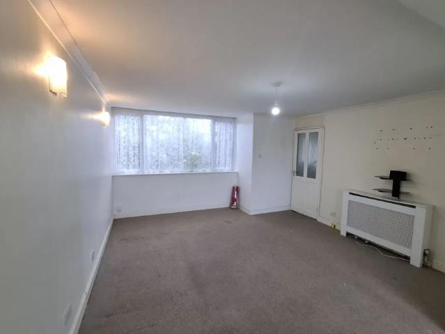 House for rent in Grovehill, Pouchen End