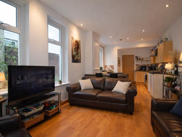 Room for rent in Falcon Lodge, Wales