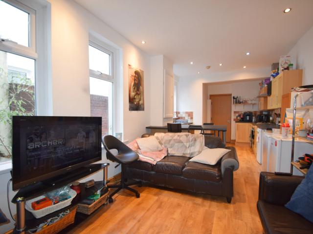 Room for rent in Falcon Lodge, Wales
