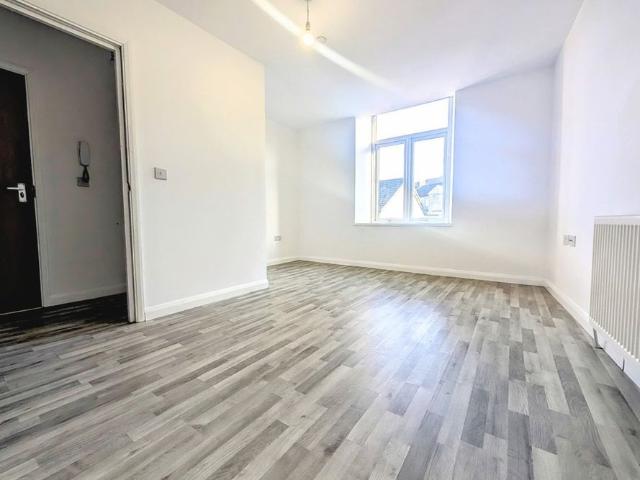 Apartment for rent in Pen-y-coedcae, Pontypridd
